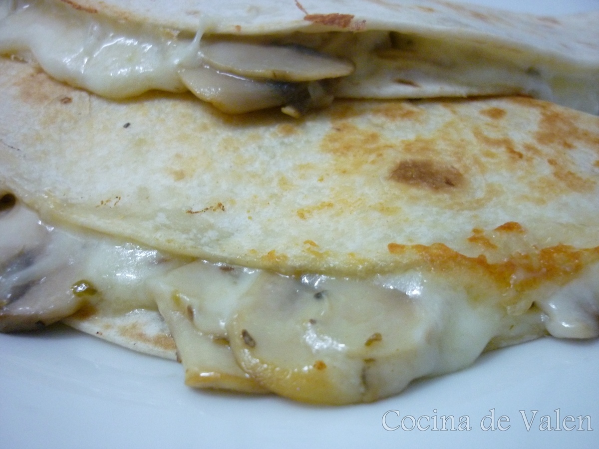 Tortillas rellenas de queso y champiñones