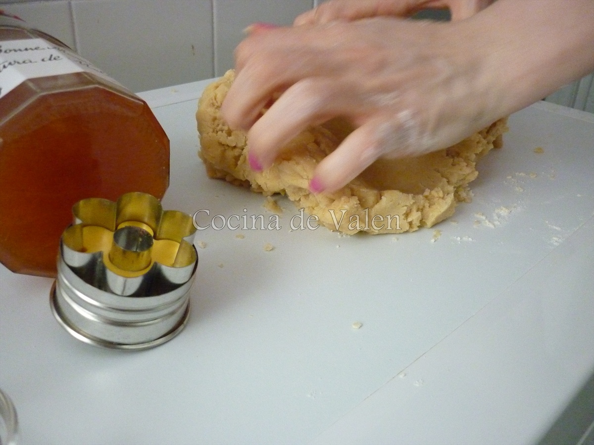 Preparación de las galletas rellenas de mermelada - Cocina de Valen